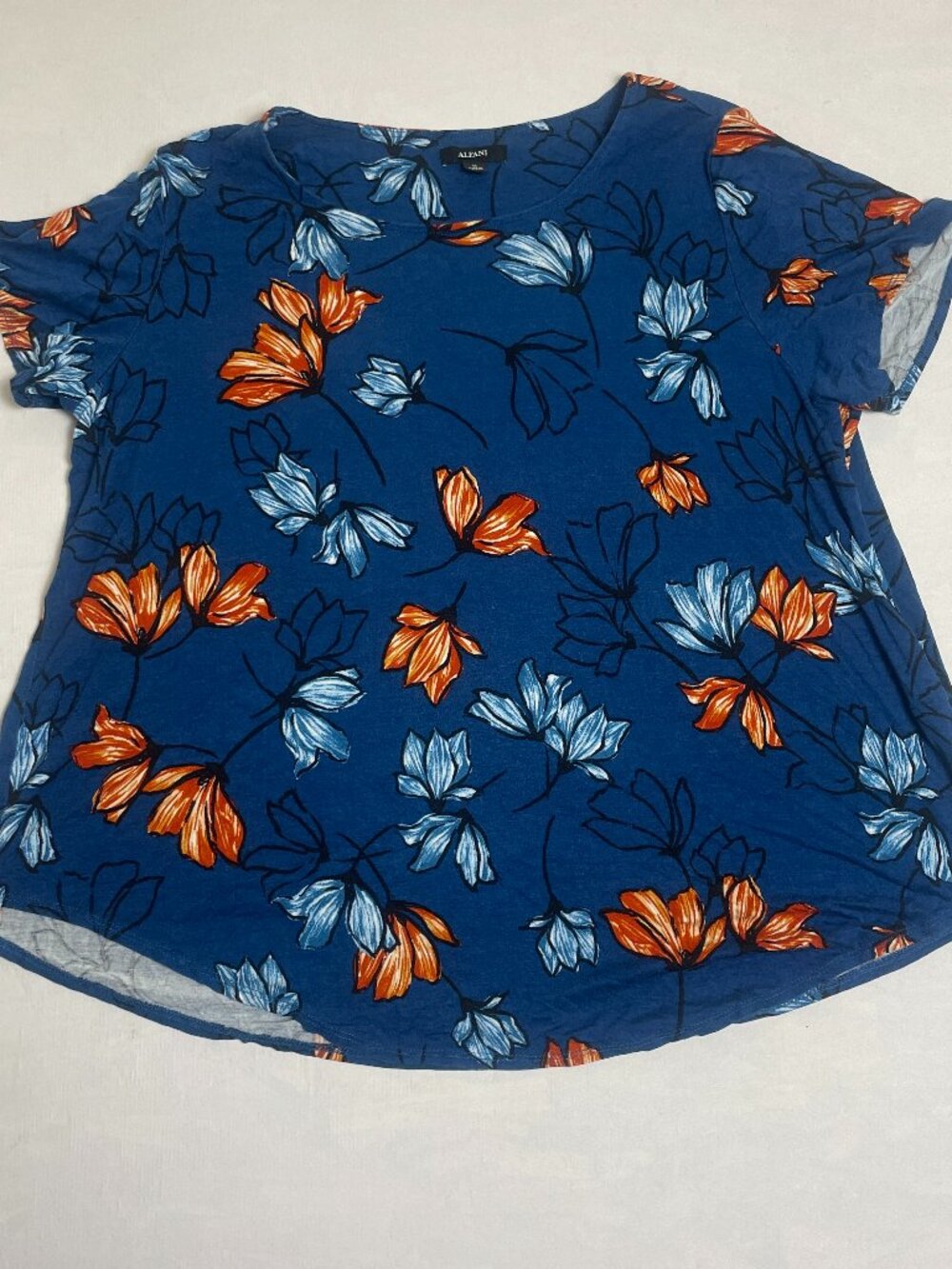 Alfani women's short sleeve royal blue t-shirt neck size 1X Print Floral